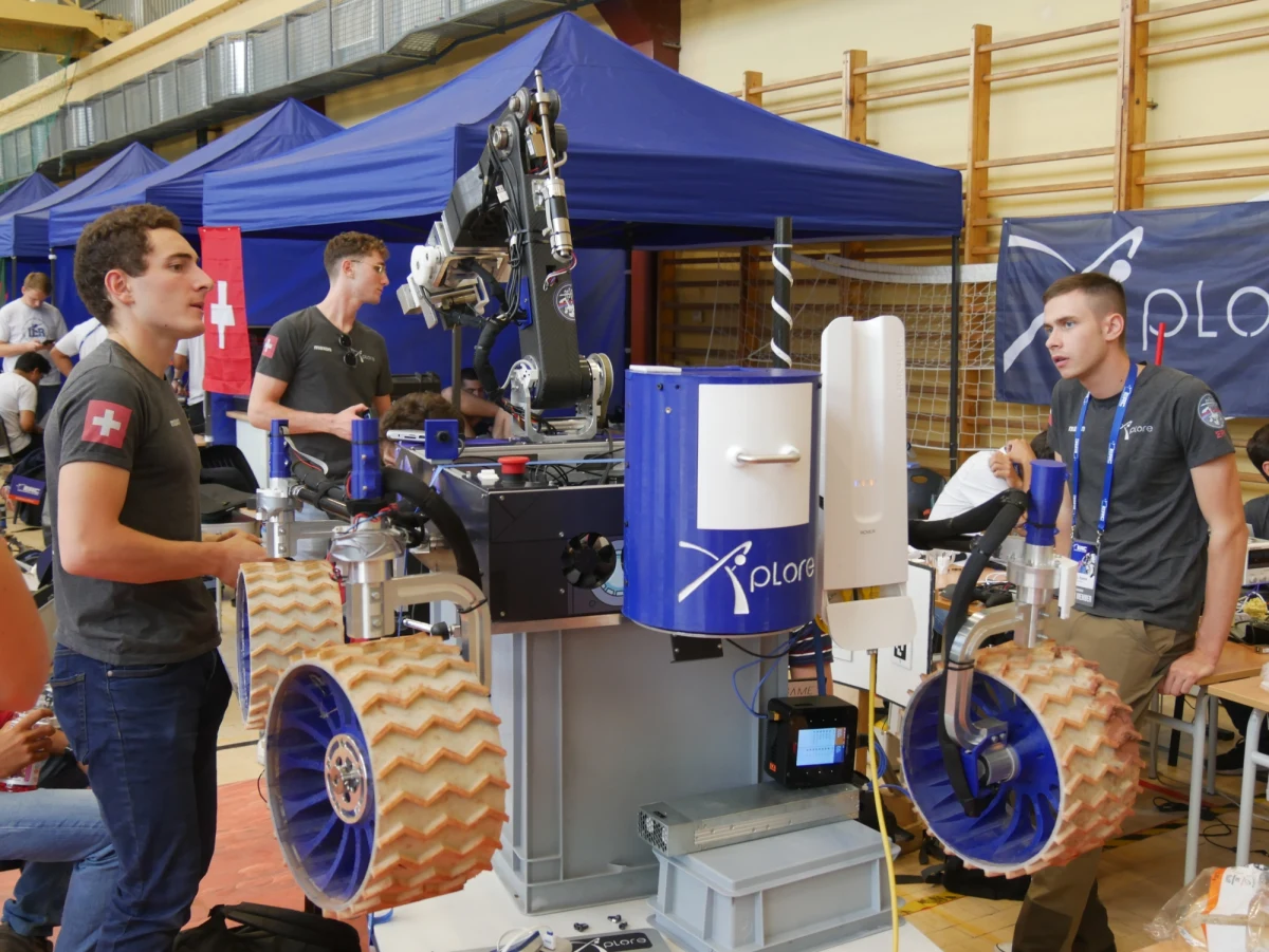 "To jest największy skok do przodu, jeżeli chodzi o wszystkie zawody robotyczne na świecie, bo my jako jedyni wprowadzamy poziom certyfikacji, który jest dosyć wysoko oceniany" - powiedział w rozmowie z dziennikarzem RMF FM Grzegorzem Jasińskim organizator konkursu European Rover Challenge (ERC) - czyli Międzynarodowych Zawodów Łazików Marsjańskich - prezes European Space Foundation Łukasz Wilczyński. Zawody odbędą się w dniach 15-17 września 2023 roku na terenie Politechniki Świętokrzyskiej w Kielcach. Od tego roku organizatorzy ERC będą wydawać uczestnikom konkursu certyfikaty dokładnie określające, w jakich elementach projektu brali udział.