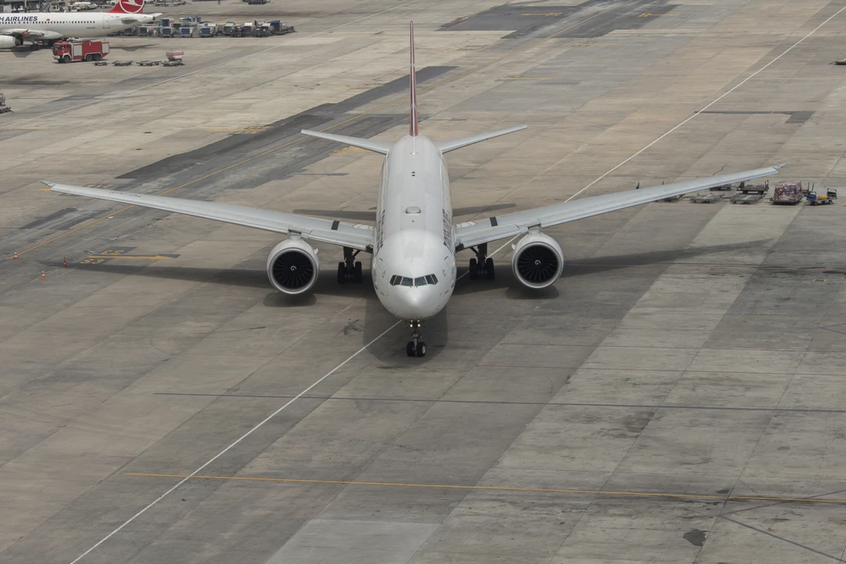 Niektóre z lotów miały opóźnienia po kolizji dwóch samolotów na płycie lotniska Tokio-Haneda w Japonii. Nie ma osób rannych.