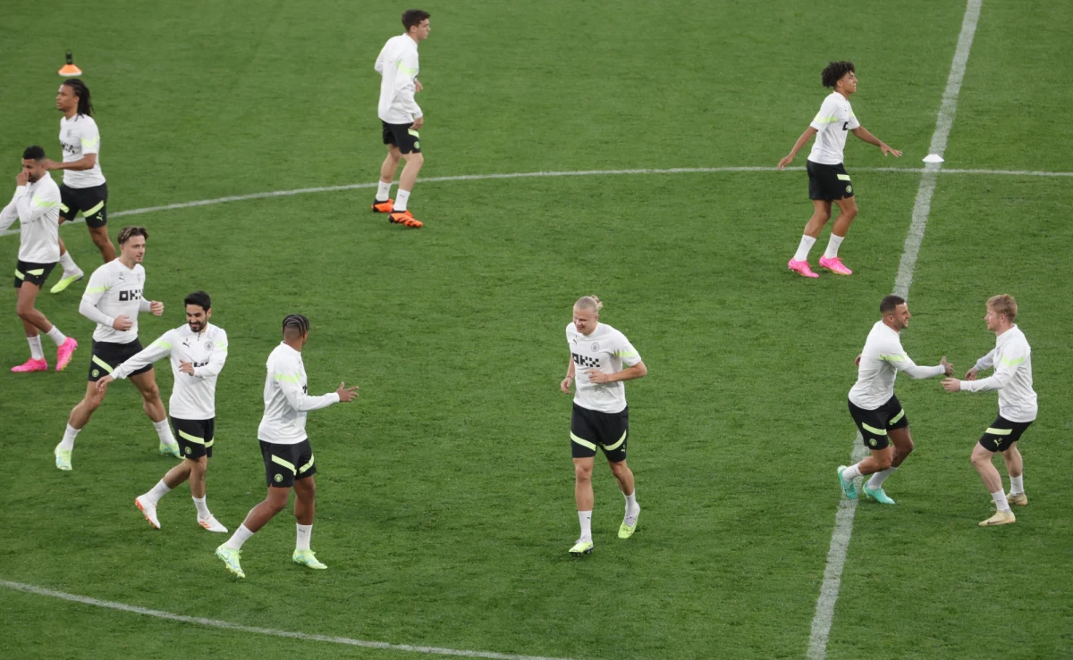 Z jednej strony mistrz Anglii. Z drugiej - trzecia drużyna tego sezonu włoskiej Serie A. Wieczorem w Stambule finał piłkarskiej Ligi Mistrzów, w którym zagrają Manchester City i Inter Mediolan. Na boisku pojawią się oczywiście wielkie gwiazdy, a w grze wielkie pieniądze. Który trener przygotuje lepszy plan? Pep Guardiola czy Simone Inzaghi? Pierwszy gwizdek o 21:00. Sędzią tego meczu będzie Szymon Marciniak.