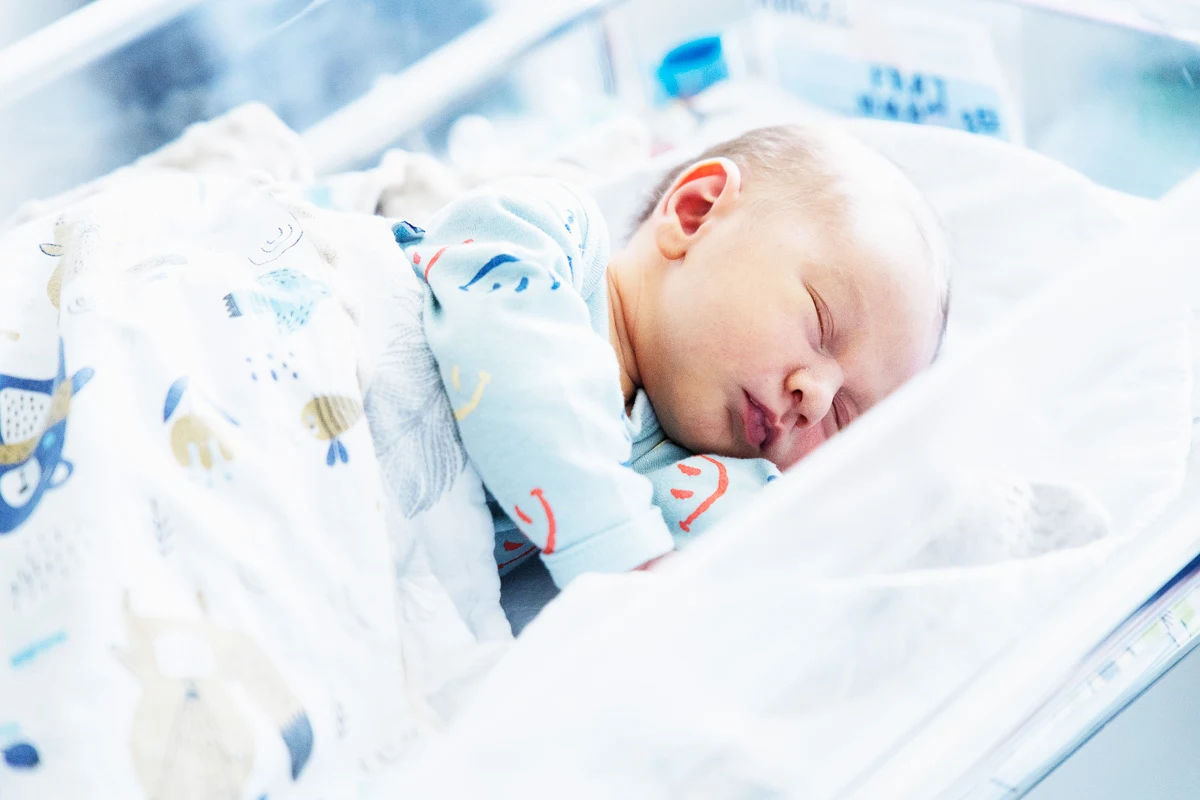 10 czerwca 1983 r. w szpitalu im. Madurowicza w Łodzi odbył się pierwszy w Polsce poród rodzinny. Ojcem wpuszczonym wówczas na porodówkę był Paweł Fijałkowski - syn prekursora porodów rodzinnych ginekologa i położnika Włodzimierza Fijałkowskiego. Na świat przyszła wówczas córka pana Pawła: Monika.

