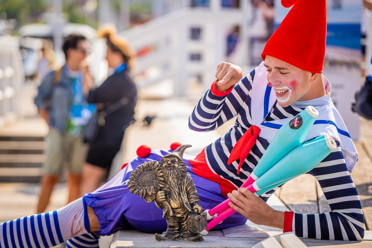 Atrakcją turystyczną Wrocławia są krasnale. Jeden z nich - Życzliwek na stałe zamieszkał w Sopocie, na molo. Ma zachęcać wszystkich tych, którzy odwiedzą obchodzący 200-lecie nadmorski kurort, by przyjechali do stolicy Dolnego Śląska.



