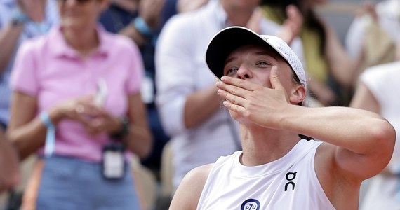 Cóż to był za zacięty bój! Iga Świątek wygrała 6:2, 5:7, 6:4 z Czeszką Karoliną Muchovą w finale wielkoszlemowego French Open! To jej trzeci triumf w turnieju na kortach im. Rolanda Garrosa.