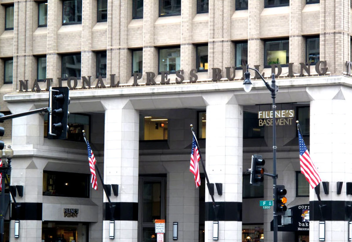 ​W maju 1993 roku sygnał RMF FM był dostępny na amerykańskim satelicie PanAmSat, wkrótce pojawił się na Astra 1A. Trwały przygotowania do otrzymania koncesji na ogólnopolskie nadawanie programu, tak więc władze stacji postanowiły zrobić kolejny niezwykły ruch - otwarcie studia i oddziału w stolicy USA, Waszyngtonie w najbardziej prestiżowym medialnym budynku, jaki wtedy istniał - położonym tuż obok Białego Domu National Press Building. 30 lat później wszyscy byli i obecni korespondenci amerykańscy RMF FM wspominają początki i kolejne 30 lat pracy na najbardziej prestiżowej placówce zagranicznej RMF FM.