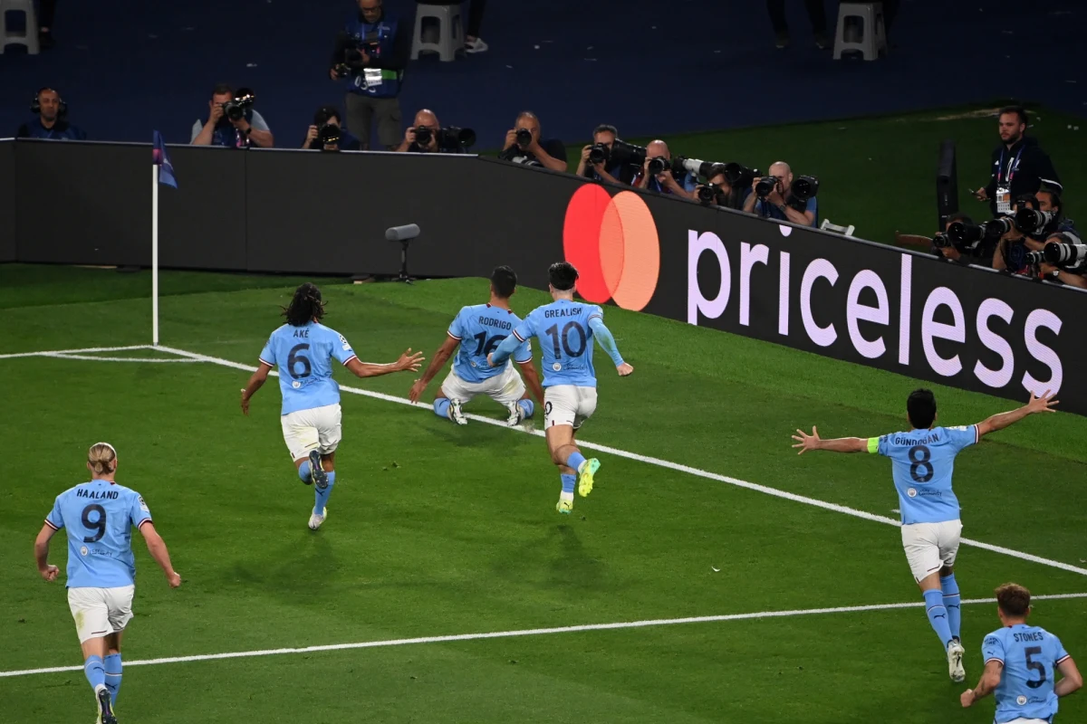 Bicie głową w mur czasem przynosi pozytywne efekty. Faworyzowany Manchester City długo cierpiał w meczu z Interem Mediolan, ale w końcu dopiął swego. Pep Guardiola wreszcie wygrywa europejskie rozgrywki w innym klubie niż FC Barcelona, City zdobywa potrójną koronę, a Szymon Marciniak po raz kolejny udowadnia, że jest idealnym sędzią do meczów najcięższej wagi. Manchester City - Inter Mediolan 1:0.