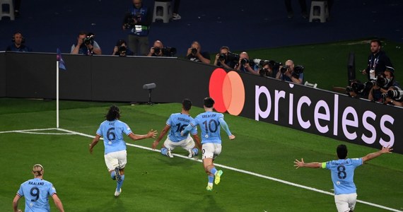 Bicie głową w mur czasem przynosi pozytywne efekty. Faworyzowany Manchester City długo cierpiał w meczu z Interem Mediolan, ale w końcu dopiął swego. Pep Guardiola wreszcie wygrywa europejskie rozgrywki w innym klubie niż FC Barcelona, City zdobywa potrójną koronę, a Szymon Marciniak po raz kolejny udowadnia, że jest idealnym sędzią do meczów najcięższej wagi. Manchester City - Inter Mediolan 1:0.