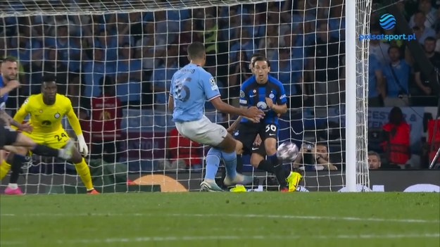 Manchester City pokonał w finale Ligi Mistrzów 1-0 Inter Mediolan. Decydujący gol w 68. minucie zdobył Rodri.

Składy meczu:
Manchester City: Ederson – Akanji, R. Dias, N. Ake – B. Silva, De Bruyne (36. Foden), Stones (82. Walker), Rodri, Gündoğan (C), Grealish – Haaland.
Rezerwowi: Carson, Ortega – K. Phillips, Laporte, J. Álvarez, S. Gómez, Mahrez, Perrone, Lewis, Palmer.
Trener: Pep Guardiola

Inter Mediolan: Onana – Darmian (84. D'Ambrosio), Acerbi, Bastoni (76. Gosens) – Dumfries (76. Bellanova), Barella, Brozović (C), Çalhanoğlu (84. Mchitarjan), Dimarco – L. Martínez, Dzeko (57. Lukaku).
Rezerwowi: Handanovic, Cordaz – de Vrij, Gagliardini, J. Correa, Asllani, Škriniar.
Trener: Simone Inzaghi

Pełne prawa do transmisji Ligi Mistrzów w sezonie 2022/23 w Polsce posiada Grupa Polsat, która pokazuje rozgrywki od sezonu 2018/2019. Transmisje Ligi Mistrzów można oglądać w tv na kanałach Polsat Sport Premium. Mecze Ligi Mistrzów można obejrzeć również online live stream na  Polsat BOX Go   Oglądaj wygodnie gdziekolwiek chcesz: na komputerze, na tablecie, na smartfonie, na Smart TV. Relacje i wyniki meczów na  sport.interia.pl 

W tekście zawarto link serwisu partnerskiego
