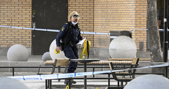 15-letni chłopiec zginął, a trzy osoby zostały ranne, w wyniku strzelaniny w centrum handlowym na przedmieściach Sztokholmu. Policja zatrzymała dwie osoby.