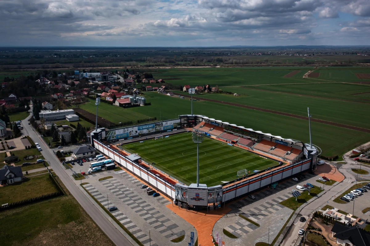 Bruk-Bet Termalica Nieciecza i Puszcza Niepołomice powalczą w finale baraży o awans do Ekstraklasy. Oba kluby z Małopolski pochodzą z niewielkich miejscowości. Nieciecza ma niespełna tysiąc mieszkańców, w Niepołomicach mieszka ponad 13 tysięcy osób. Do jednej z tych miejscowości przyjeżdżać będą najlepsze polskie kluby. Bruk-Bet Termalica ma już ekstraklasowe doświadczenie. Puszcza walcy o historyczny sukces. Początek meczu o 18:00.