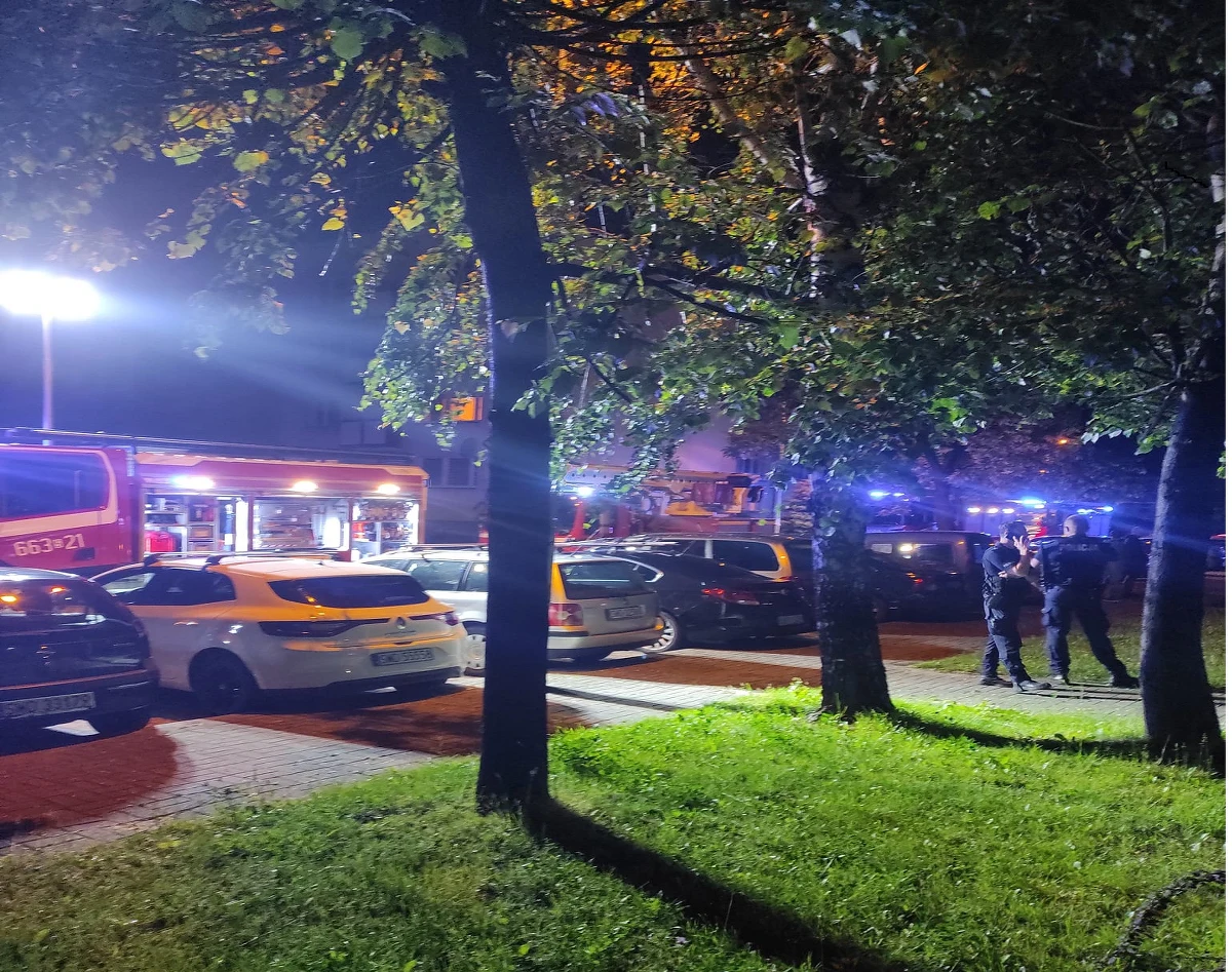 15 osób musiało opuścić swoje mieszkania w Pszowie na Śląsku. Mieszkańcy zaniepokojeni zapachem gazu wezwali służby.