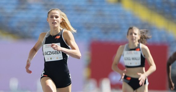 Rywalizuje na lekkoatletycznej bieżni i powoli staje się jedną z największych polskich gwiazd królowej sportu. Natalia Kaczmarek w tym roku zdołała już wygrać zawody z cyklu Diamentowej Ligi. Biegaczka rywalizująca na dystansie 400 metrów czeka na mistrzostwa świata, ale też unika pytań o wieloletni rekord Polski Ireny Szewińskiej. W rozmowie z Patrykiem Serwańskim opowiedziała o swojej aktualnej formie, oczekiwaniach i sposobach na to, by nieco odciąć się od sportu.