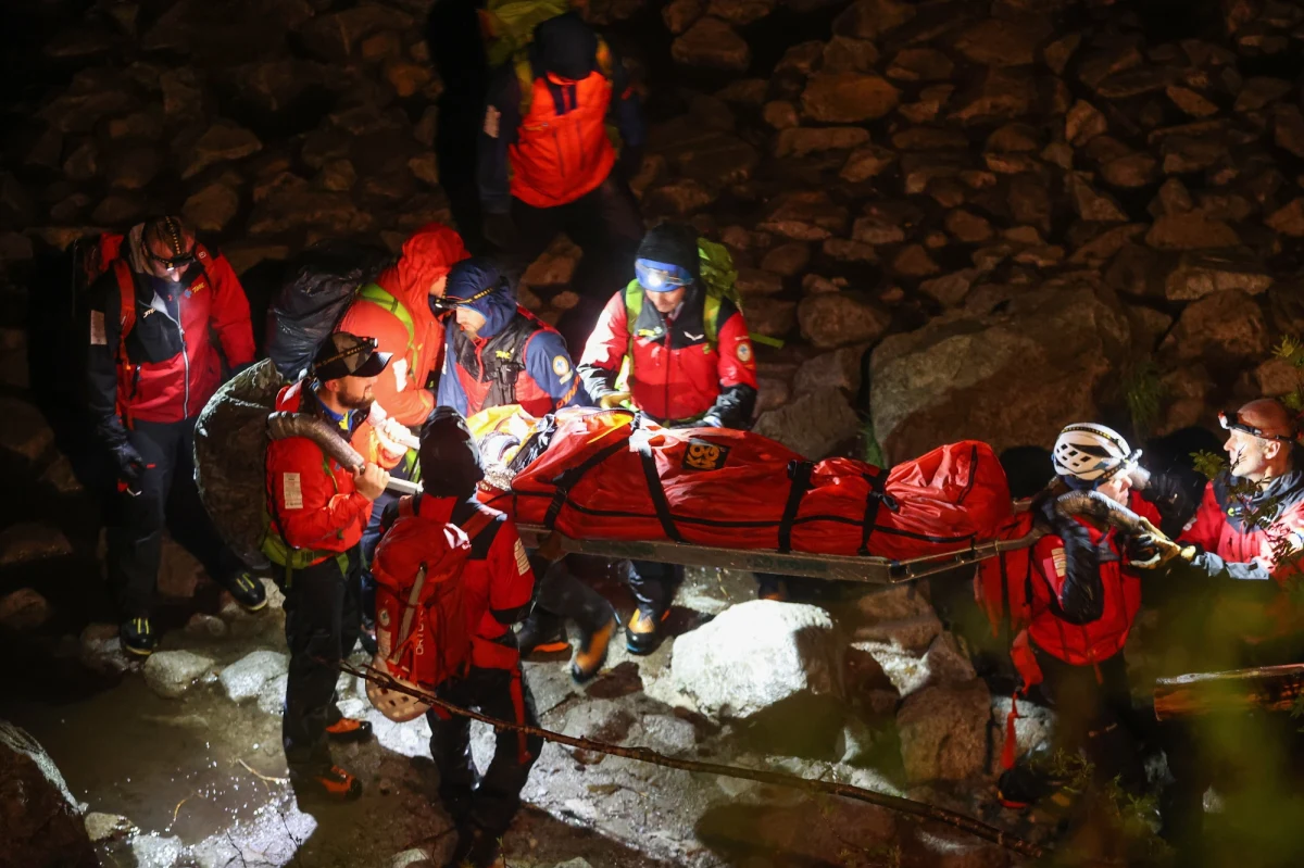 Do trzech wypadków, w których poszkodowane zostały cztery osoby, doszło w sobotę w Tatrach. A akcjach uczestniczyło 40 ratowników TOPR. Przy bardzo złej pogodzie ratownicy nie mogli korzystać ze śmigłowca.