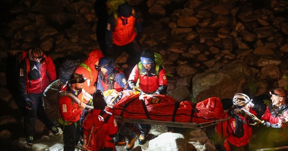 Do trzech wypadków, w których poszkodowane zostały cztery osoby, doszło w sobotę w Tatrach. A akcjach uczestniczyło 40 ratowników TOPR. Przy bardzo złej pogodzie ratownicy nie mogli korzystać ze śmigłowca.