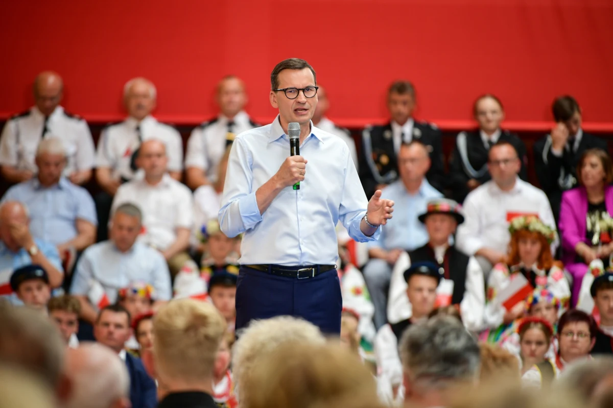 "Jarosław Kaczyński wyciągnął Polskę z dziadostwa, które wcześniej widoczne było w bardzo wielu wymiarach. I w wymiarze instytucjonalnym i w odniesieniu do ludzi" - powiedział w mazowieckim Łochowie premier Mateusz Morawiecki. Stwierdził, że "aby Polska nie zeszła z drogi rozwoju, do władzy nie mogą wrócić nieudacznicy, partacze, lenie i cwaniacy".