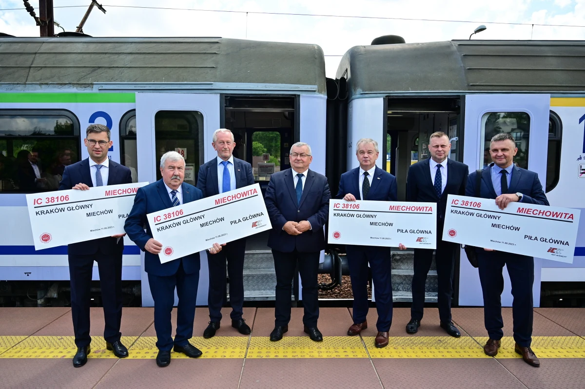 Pociąg Intercity kursujący między Krakowem Głównym a Piłą Główną nosi nazwę "Miechowita". Upamiętnia Macieja z Miechowa, żyjącego w XV wieku lekarza, profesora i rektora Akademii Krakowskiej, autora pierwszych wydanych drukiem dziejów Polski.

