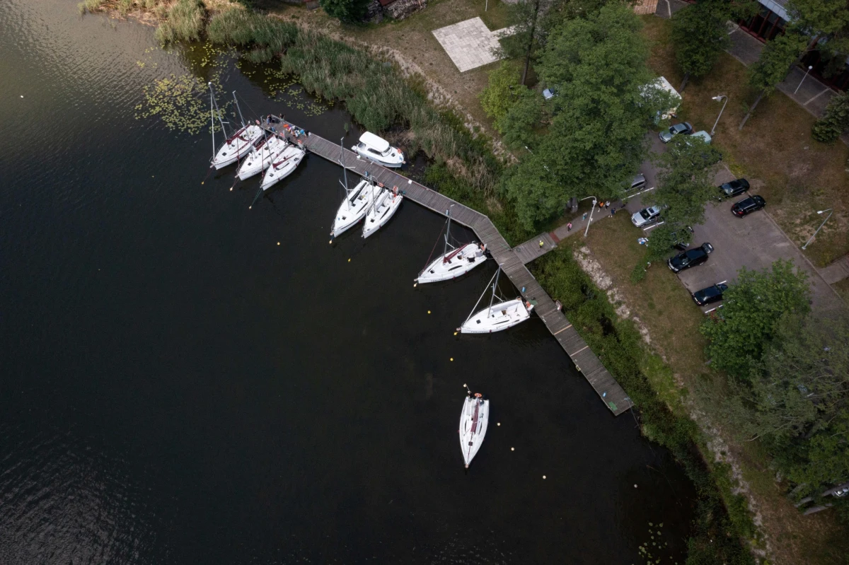 W jeziorze Bełdany odnaleziono ciało 32-latka z Legionowa. Mężczyzna był poszukiwany od piątku po tym, jak skoczył z jachtu do wody i nie wypłynął - poinformował rzecznik warmińsko-mazurskich strażaków st. kpt. Grzegorz Różański.