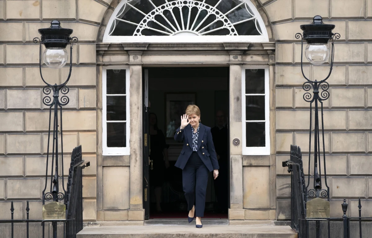 Poważne kłopoty byłej premier Szkocji. Nicola Sturgeon została aresztowana w związku ze śledztwem dotyczącym nieprawidłowości finansowych w kierowanym przez nią ugrupowaniu. Sturgeon szefowała Szkockiej Partii Narodowej przez osiem lat. Dziś odpowiadała na pytania policji, ale po złożeniu wyjaśnień została zwolniona do domu.