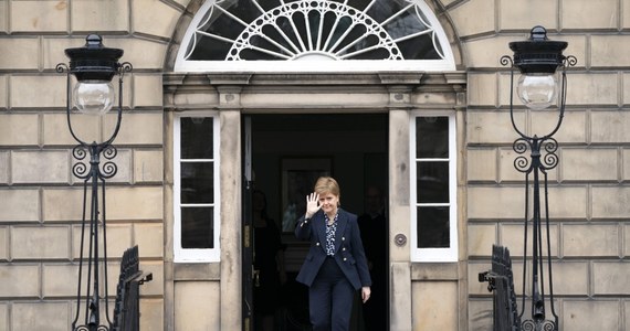 Poważne kłopoty byłej premier Szkocji. Nicola Sturgeon została aresztowana w związku ze śledztwem dotyczącym nieprawidłowości finansowych w kierowanym przez nią ugrupowaniu. Sturgeon szefowała Szkockiej Partii Narodowej przez osiem lat. Dziś odpowiadała na pytania policji, ale po złożeniu wyjaśnień została zwolniona do domu.