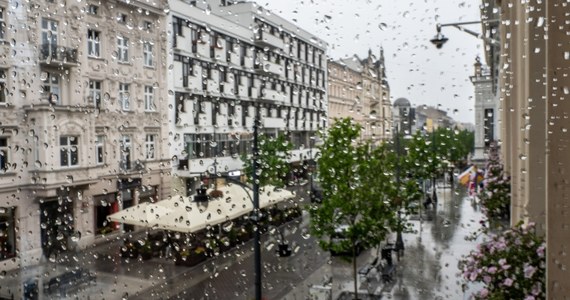 W poniedziałek od wschodu będzie napływać chłodniejsze powietrze kontynentalne. We wtorek i środę temperatura może spaść do 13-14 stopni Celsjusza.