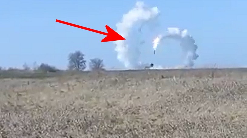 W mediach społecznościowych pojawił się nieco przerażający materiał filmowy z obwodu zaporoskiego w Ukrainie, na którym uwieczniono, jak Rosjanie zniszczyli siebie własną przerażającą bronią w postaci zestawu 9K330 Tor.