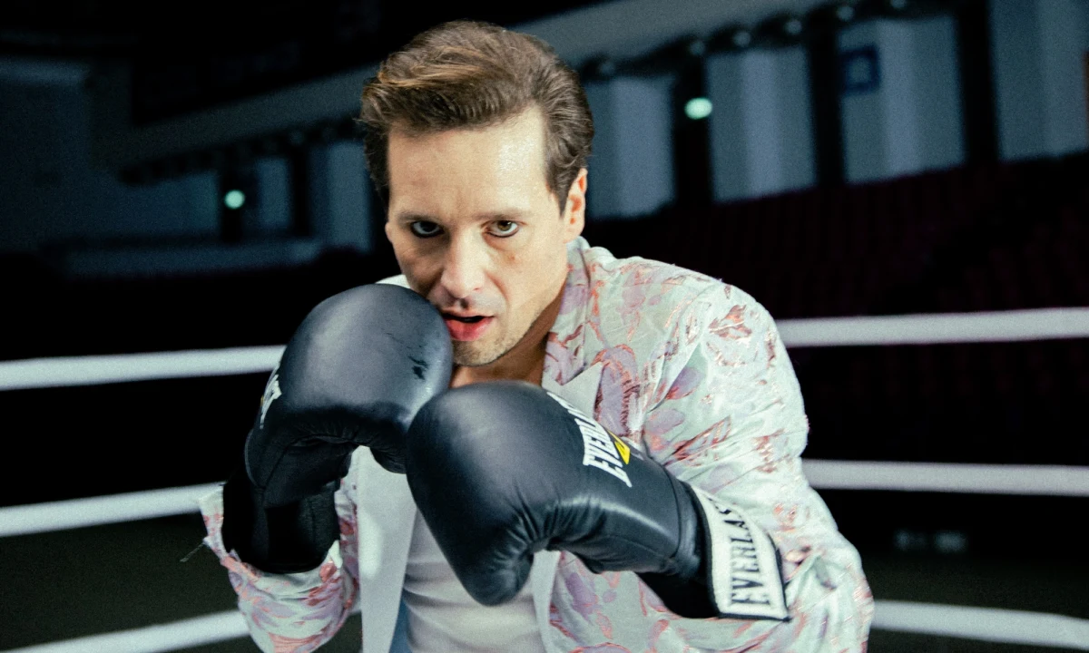 "Ja się dowiedziałem wieczorem, dzień przed koncertem, że coś takiego może nastąpić. Jareda Leto zobaczyłem dopiero wchodząc na scenę, więc to była bardzo spontaniczna i taka rock&roll'owa sytuacja" - tak swój występ z Thirty Seconds to Mars skomentował w Radiu RMF24 Krzysztof Zalewski. Piosenkarz został zaproszony do wykonania wraz z zespołem ich utworu "The kill" na Orange Warsaw Festival. 