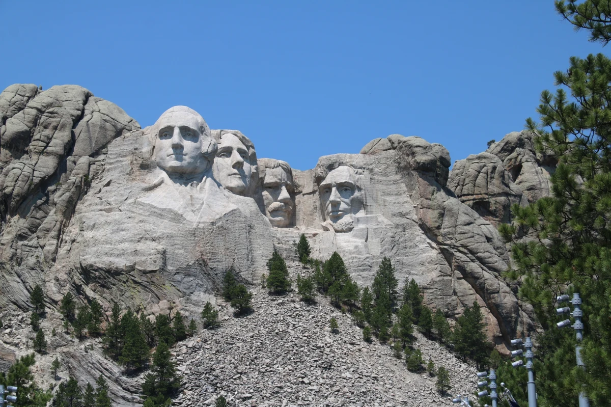 Dziś premiera kolejnej książki Lidii Krawczuk – dziennikarki RMF Classic - i Pawła Żuchowskiego - korespondenta RMF FM w Stanach Zjednoczonych. "Ameryka i my: podróże po USA" to opowieść o najpiękniejszych miejscach w USA. Autorzy zabierają czytelników i słuchaczy na Hawaje, Alaskę, a także do innych amerykańskich stanów. Odwiedzają z nimi malownicze parki narodowe Stanów Zjednoczonych. 
