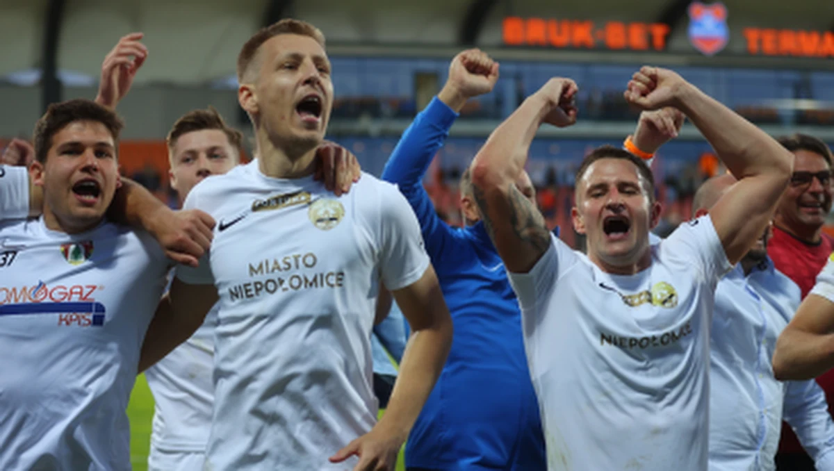 Puszcza Niepołomice to nawet jak na nasze piłkarskie warunki synonim skromności. Niewielkie miasteczko, malutki stadion, budżet, który nawet w 1. lidze nie robił na nikim wrażenia. Trener Tomasz Tułacz potrafił jednak poukładać wszystko w taki sposób, by dać Niepołomicom historyczny awans do ekstraklasy! Teraz do roboty muszą brać się działacze na czele z prezesem Markiem Bartoszkiem.