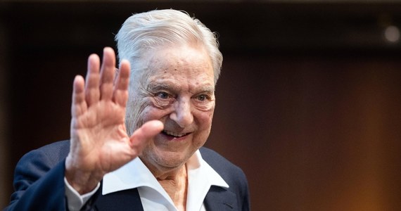 George Soros - amerykański biznesmen i filantrop o żydowsko-węgierskich korzeniach – przekazał stery swego finansowego i charytatywnego imperium wartego 25 miliardów dolarów 37-letniemu synowi Alexowi. 92-letni Soros stwierdził w wywiadzie dla "Wall Street Journal", że Alex "zasłużył sobie" na przejęcie zarządzania majątkiem.