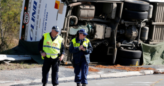 Australijska policja poinformowała, że aresztowała kierowcę autokaru z gośćmi weselnymi, który rozbił się w niedzielę przed północą w stanie Nowa Południowa Walia. W wypadku zginęło co najmniej 10 osób, a 25 zostało rannych.