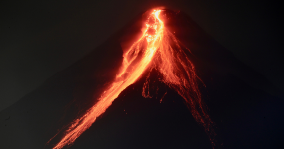 Uważany za najbardziej aktywny na Filipinach wulkan Mayon wybuchł w nocy z niedzieli na poniedziałek. Już w ubiegłym tygodniu z powodu przewidywanej erupcji władze ewakuowały ponad 12 600 osób, głównie rodzin rolniczych, które żyją w promieniu sześciu kilometrów od krateru.