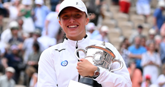 ​Iga Świątek dzięki triumfowi w wielkoszlemowym turnieju Rolanda Garrosa w Paryżu utrzymała prowadzenie w rankingu światowym tenisistek. Przewaga Polki, która jest liderką niezmiennie od 4 kwietnia 2022, nad Białorusinką Aryną Sabalenką stopniała do 928 punktów.