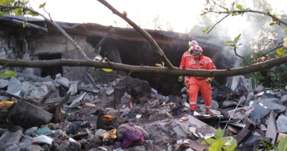 Dwie osoby zginęły w pożarze, który wybuchł nocą z niedzieli na poniedziałek w Zebrzydowicach w województwie śląskim. Akcja strażaków trwała całą noc.