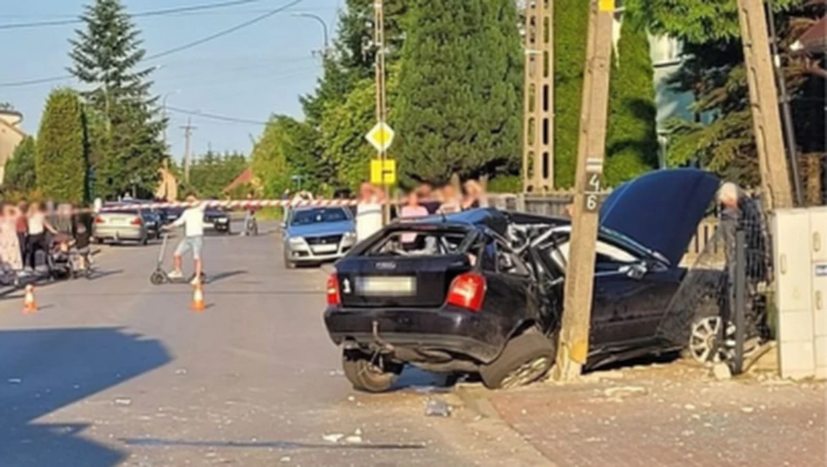 W Łukowie na Lubelszczyźnie 19-latek kierujący audi, stracił panowanie nad pojazdem uderzył w ogrodzenie posesji, a później w słup energetyczny. W samochodzie było sześciu pasażerów. Wszyscy z obrażeniami ciała trafili do szpitala.

