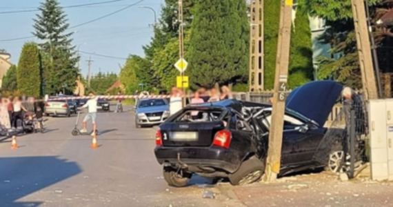 W Łukowie na Lubelszczyźnie 19-latek kierujący audi, stracił panowanie nad pojazdem uderzył w ogrodzenie posesji, a później w słup energetyczny. W samochodzie było sześciu pasażerów. Wszyscy z obrażeniami ciała trafili do szpitala.

