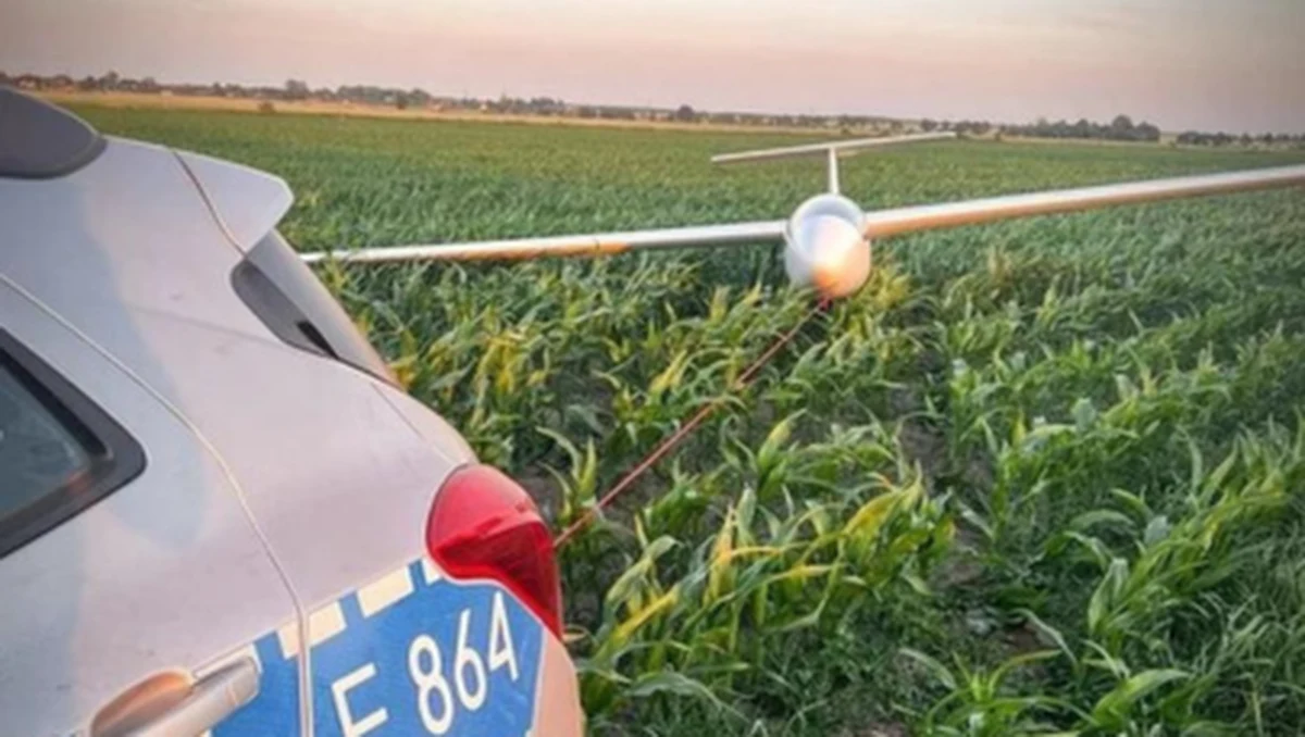 Nietypowe miejsce do lądowania wybrała pilot szybowca, która swoją podróż zakończyła w polu kukurydzy w miejscowości Konradowo w Lubuskiem. W wyciągnięciu maszyny pomogli jej policjanci ze Wschowej, którzy patrolowali drogę krajową nr 12.


