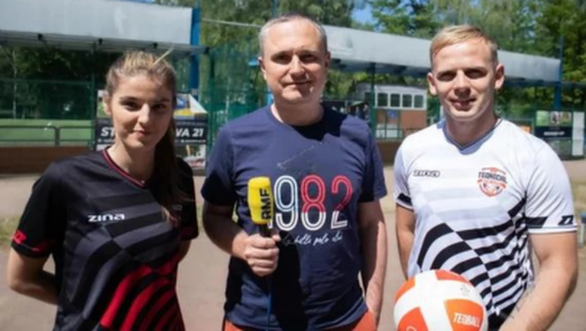 Pierwsze skojarzenie? Połączenie piłki nożnej z tenisem stołowym. Tak w najprostszych słowach można opisać teqball. Ten młody sport powstał niecałą dekadę temu, ale szybko zyskuje popularność na całym świecie. Tajniki teqballa odkryli przed nami reprezentanci Polski: Alicja Bartnicka i Adrian Duszak. Podczas zbliżających się III Igrzysk Europejskich w Krakowie-Małopolsce 2023 w teqballu zostanie rozdanych pięć kompletów medali: w singlu, deblu oraz mikście. 