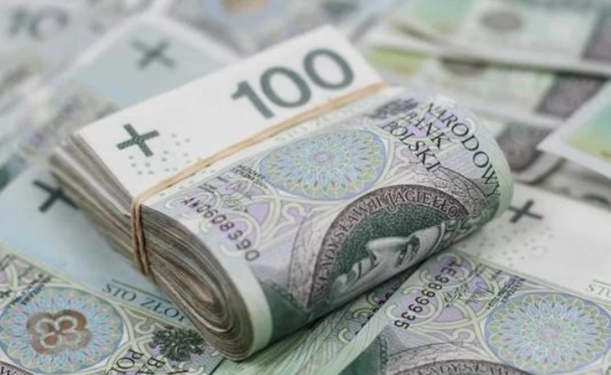 Waluty obce są najtańsze od wielu miesięcy. W ostatnich godzinach kurs złotego nadal się umacnia - tylko dziś dolar stracił 3 grosze. To oznacza tańszy import, przede wszystkim ropy, ale to umocnienie się złotego jest tylko pozornie dobrą informacją. "Z tego wzmocnienia złotego nie należy się przesadnie cieszyć, to nie jest trwałe, nie ma trwałych fundamentów" - mówi w RMF FM ekonomista, profesor Witold Orłowski.