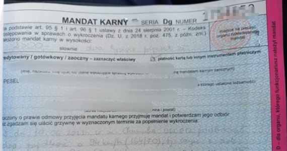 2500 złotych mandatu i 15 punktów karnych - to zdobycz 44-latka, który o prawie 100 km/h przekroczył dozwoloną prędkość. Kierowca podczas policyjnej kontroli przyznał, że wiedział, że policjanci są na drodze, ale chciał szybko przewieźć rodzinę swoim nowym autem i zaryzykował.