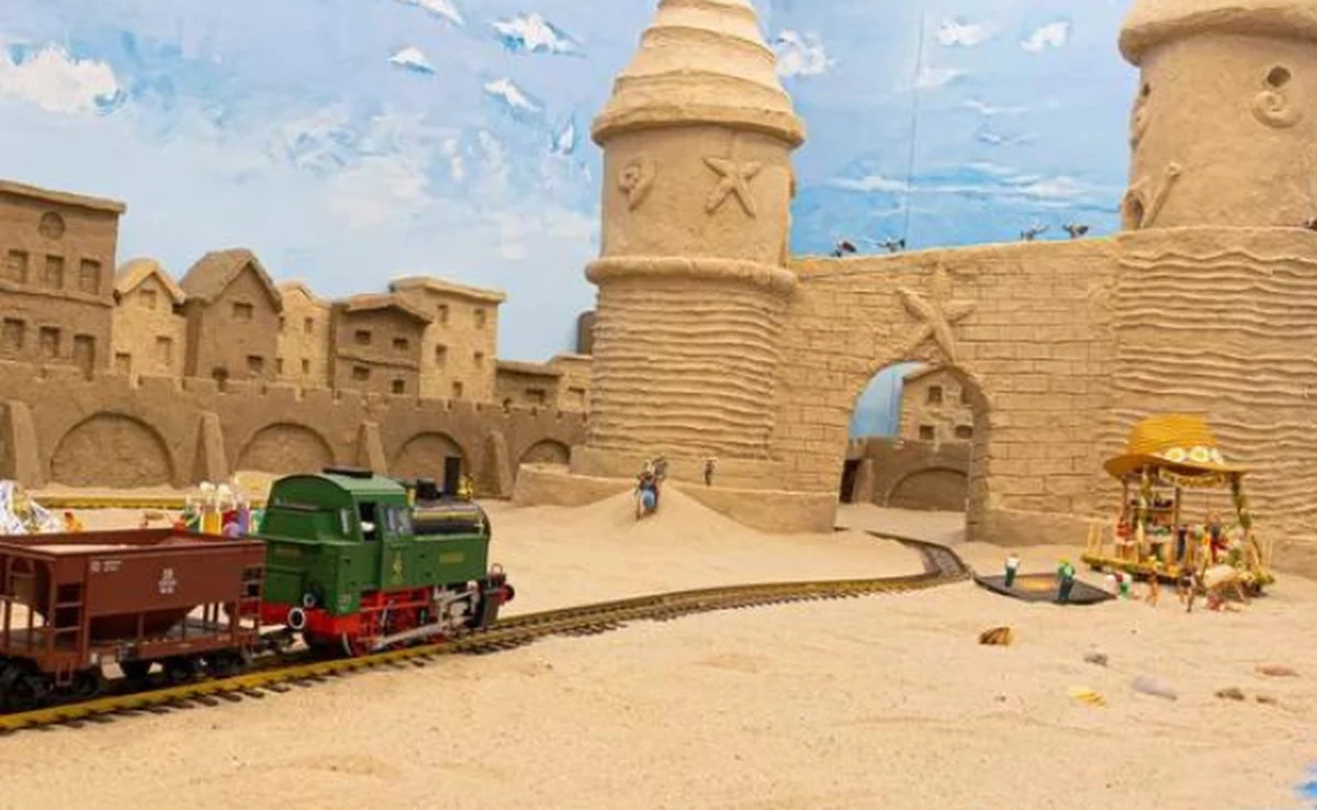 Ponad 10 ton piasku było potrzebne, by we wrocławskim Kolejkowie powstała nowa, letnia atrakcja - miasto z piasku. Z jednej strony ma wprowadzać zwiedzających w wakacyjny nastrój, ale ma też przypominać o ekologii. Są w nim więc szklarnie z plastikowych butelek, sznury z poprutych skarpetek i malowane niedopitą kawą łódeczki.           

