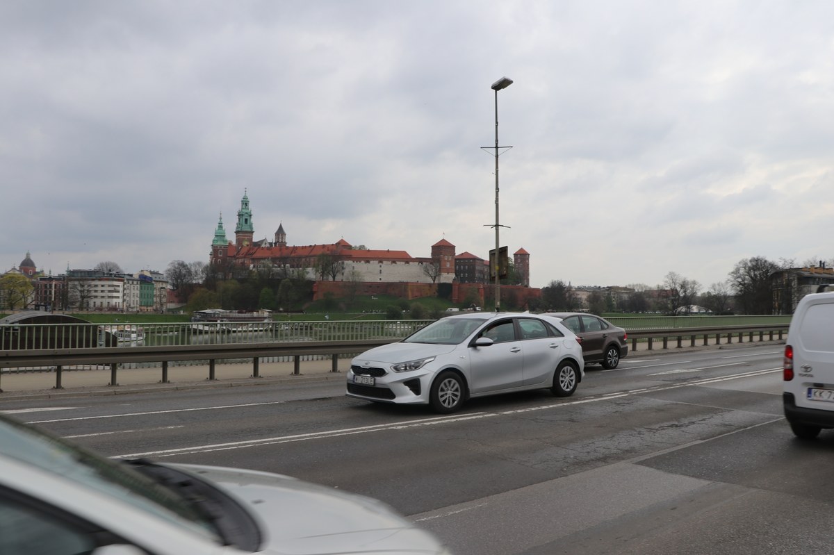 7 lipca ma się rozpocząć remont mostu Dębnickiego w Krakowie. W pierwszej kolejności remontowana będzie jego część od strony Wawelu - poinformował Urząd Miasta Krakowa. Dzięki temu możliwe będzie poruszanie się po jednym pasie w każdym kierunku. Wykonawca przygotowuje właśnie projekt organizacji ruchu.

