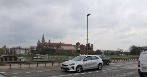 7 lipca ma się rozpocząć remont mostu Dębnickiego w Krakowie. W pierwszej kolejności remontowana będzie jego część od strony Wawelu - poinformował Urząd Miasta Krakowa. Dzięki temu możliwe będzie poruszanie się po jednym pasie w każdym kierunku. Wykonawca przygotowuje właśnie projekt organizacji ruchu.

