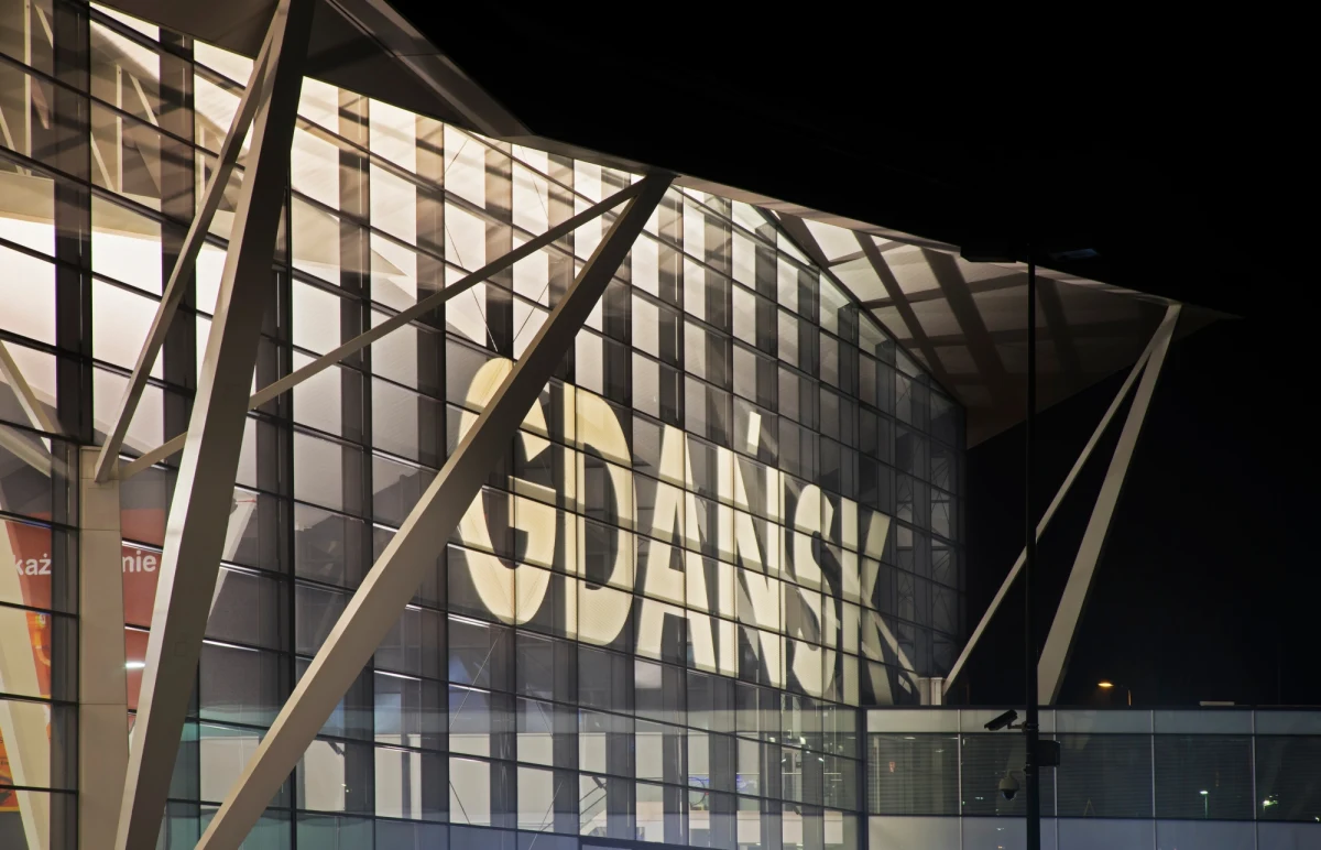 Funkcjonariusze Straży Granicznej na lotnisku w Gdańsku interweniowali wobec dwóch agresywnych i wulgarnych pasażerów na pokładzie samolotu lecącego z Anglii. Mężczyźni w trakcie transportu do tzw. wytrzeźwiałki, zniszczyli wyposażenie więźniarki.