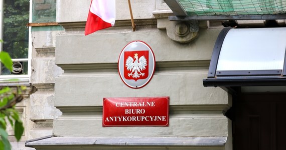 Dwaj urzędnicy z Puław i biznesmen, zostali zatrzymani przez Centralne Biuro Antykorupcyjne. Są podejrzani między innymi o korupcję przy publicznych przetargach organizowanych przez władze powiatu. 