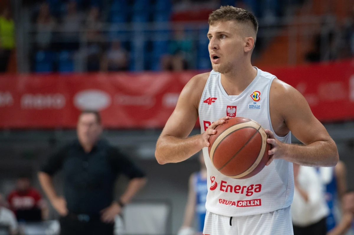 Rozgrywający koszykarskiej reprezentacji Jakub Schenk grał w tym sezonie w Grupie Sierleccy Czarnych Słupsk i jak podkreśla, chciałby zostać w zespole. Nie dziwi go jednak, że na razie nie podpisał nowego kontraktu. W rozmowie z RMF FM Schenk opowiedział o swoich oczekiwaniach związanych ze zbliżającym się sezonem reprezentacyjnym i zdradził, jak obecnie przygotowuje się do tego wyzwania.