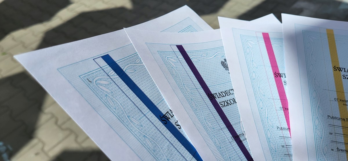 Szkoła Podstawowa im. Kawalerów Orderu Uśmiechu w Śremie przygotowuje specjalne świadectwa dla uczniów. Każde dziecko, niezależnie od średniej ocen otrzyma tam świadectwo z kolorowym paskiem.