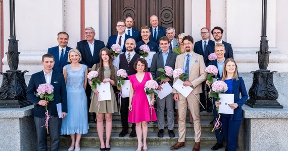 Miasto Poznań uhonorowało w poniedziałek dokonania naukowe poznańskich badaczy. 12 młodych naukowców otrzymało stypendium w wysokości 10 tys. zł. Wyróżnienie przyznawane jest od 1998 roku, do tej pory otrzymało je niemal 260 osób.