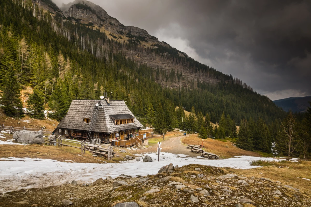 Zarzuty znieważenia i naruszenia nietykalności cielesnej funkcjonariuszy usłyszał 50-letni mężczyzna z woj. lubelskiego, który agresywnie zachowywał się wobec innych turystów przebywających w schronisku górskim na Hali Kondratowej w Tatrach – poinformowała w poniedziałek małopolska policja.