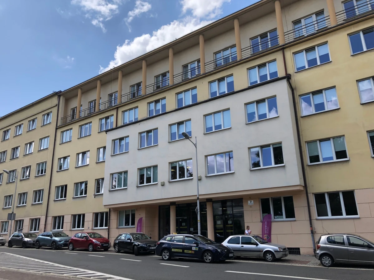 Z pięciu różnych lokalizacji pod jeden adres przeprowadzili się pracownicy Miejskiego Ośrodka Pomocy Społecznej w Katowicach. To ułatwienie dla nich i dla mieszkańców – wiele spraw będą mogli załatwić w jednym miejscu – przy ul. Wita Stwosza 7. Wprowadziło się tam także Centrum Organizacji Pozarządowych.