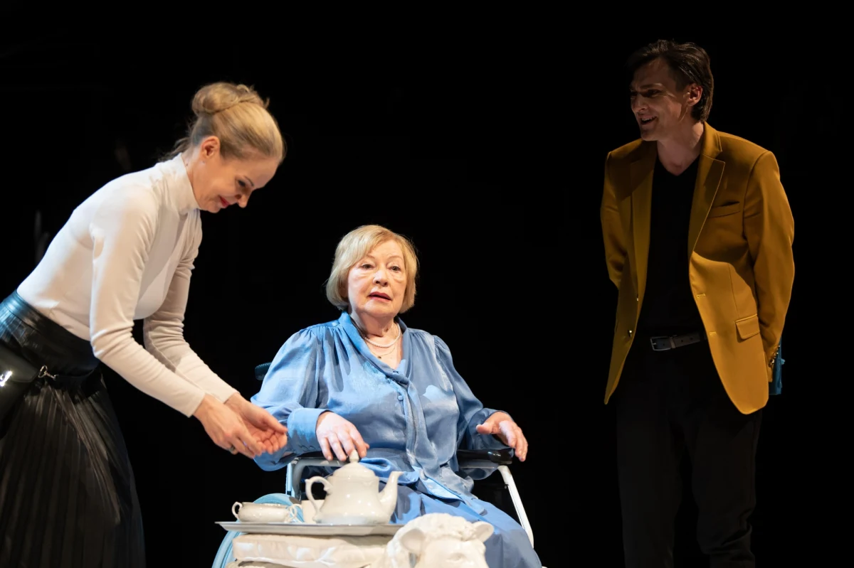 Teatr Powszechny w Łodzi przygotował dla widzów specjalną, letnią ofertę. W czerwcu i lipcu wystawi 45 przedstawień, zaś bilety na spektakle prezentowane w tym okresie będą ponad dwa razy tańsze niż przed wakacjami. Akcja "Lato w Teatrze" rozpoczyna się w piątek.