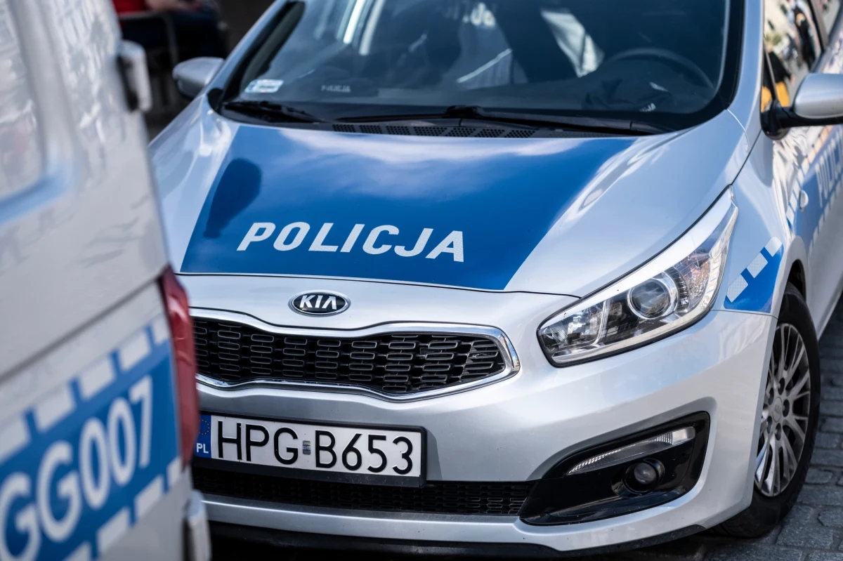 Trzech policjantów, w tym były naczelnik wydziału ruchu drogowego z Tomaszowa Lubelskiego usłyszało zarzuty m.in. udziału w zorganizowanej grupie przestępczej. Zostali tymczasowo aresztowani - podała Prokuratura Regionalna w Lublinie.