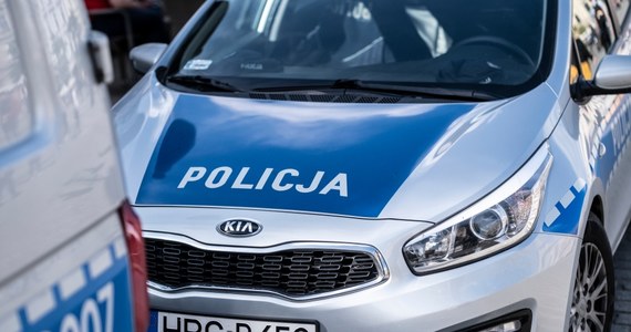 Trzech policjantów, w tym były naczelnik wydziału ruchu drogowego z Tomaszowa Lubelskiego usłyszało zarzuty m.in. udziału w zorganizowanej grupie przestępczej. Zostali tymczasowo aresztowani - podała Prokuratura Regionalna w Lublinie.